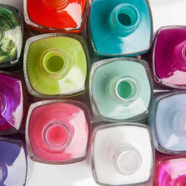 Eine Nahaufnahme von Nagellackflaschen in verschiedenen Farben.