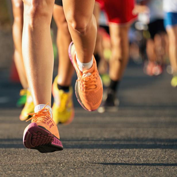 Viele Läuferinnen und Läufern bei einem Marathon.