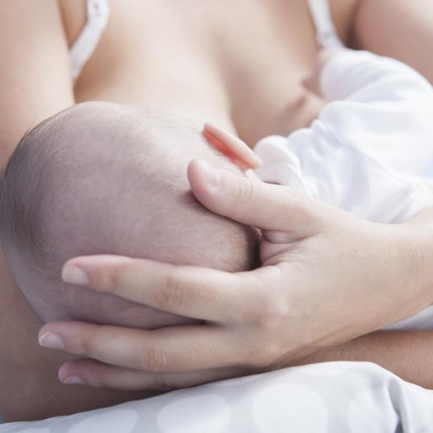 Eine Mutter stillt ihr Baby.