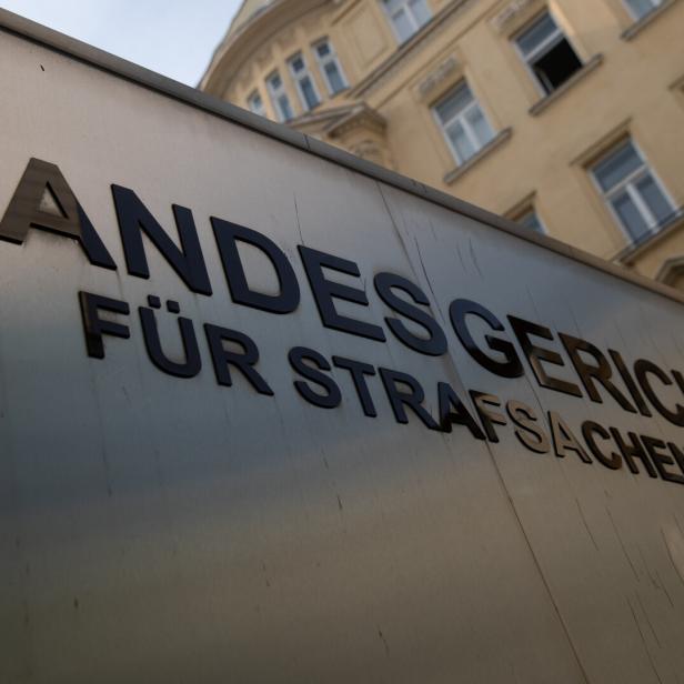 Schriftzug Landesgericht für Strafsachen auf dem Gebäude.