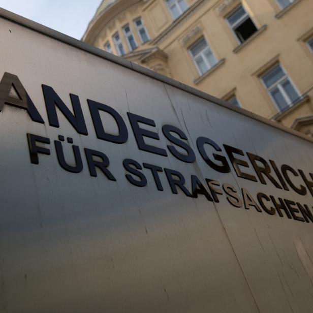 Schriftzug Landesgericht für Strafsachen auf dem Gebäude.