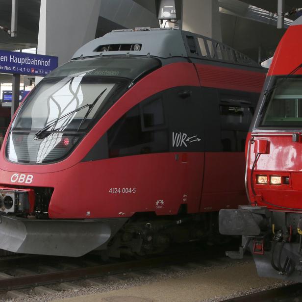 Zwei rote Züge der ÖBB stehen am Wiener Hauptbahnhof.