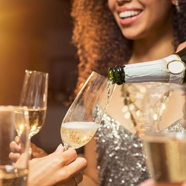 Auf einer Party wird Champagner eingeschenkt.
