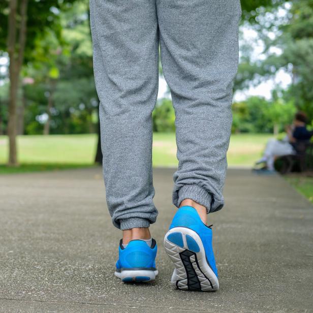 Untrainierte profitieren vom „Japanese Walking“: Der Kalorienverbrauch ist höher und schneller als beim normalen Gehen.