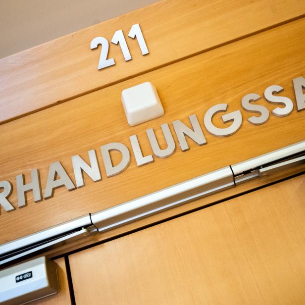 Eine Aufnahme vom Schriftzug "Verhandlungssaal" über einer hölzernen Tür.