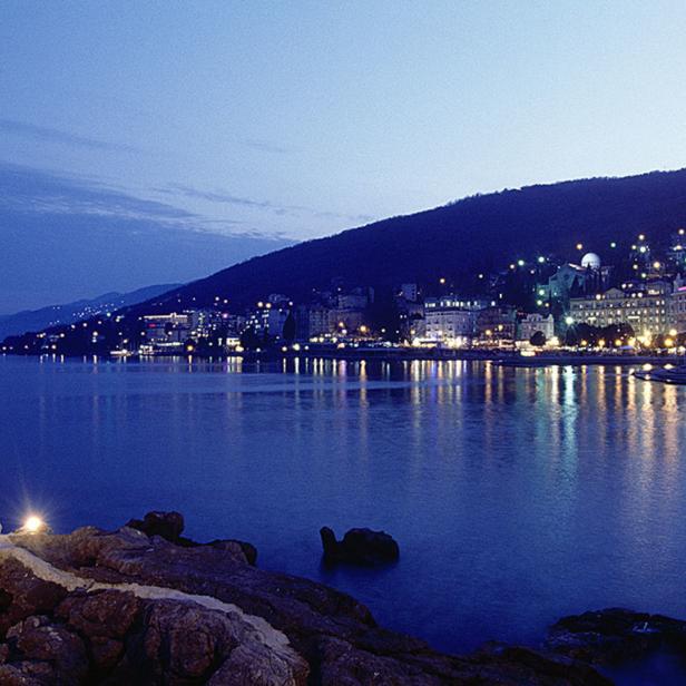 Die „Mädchen mit der Möwe“-Statue in Opatija bei Nacht.