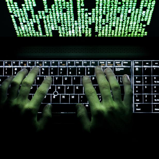 Hacker sitzt an Computer, Sujetfoto