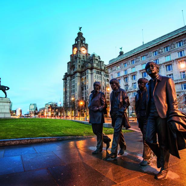 Die Beatles-Statuen stehen vor dem Royal Liver Building in Liverpool.