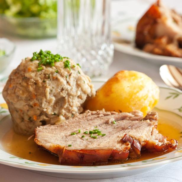 Ein österreichischer Klassiker: Schweinsbraten mit Knödel und Erdäpfel.