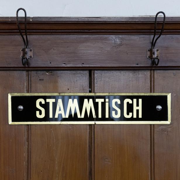Schild mit der Aufschrift "Stammtisch"