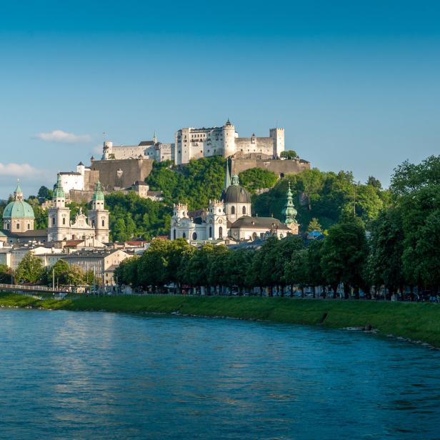 Die Festung Hohensalzburg thront über der Stadt Salzburg an der Salzach.
