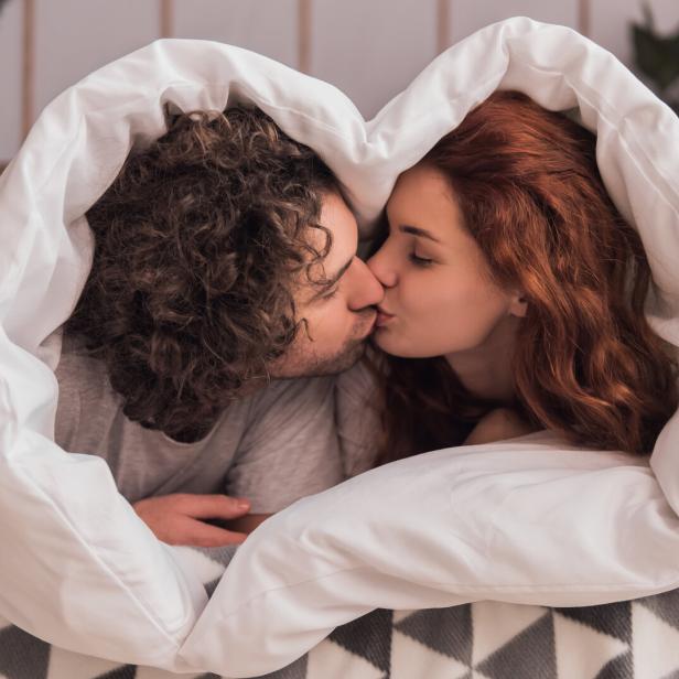 Wer oft Sex hat und knutscht, ist mit seiner Beziehung besonders zufrieden.