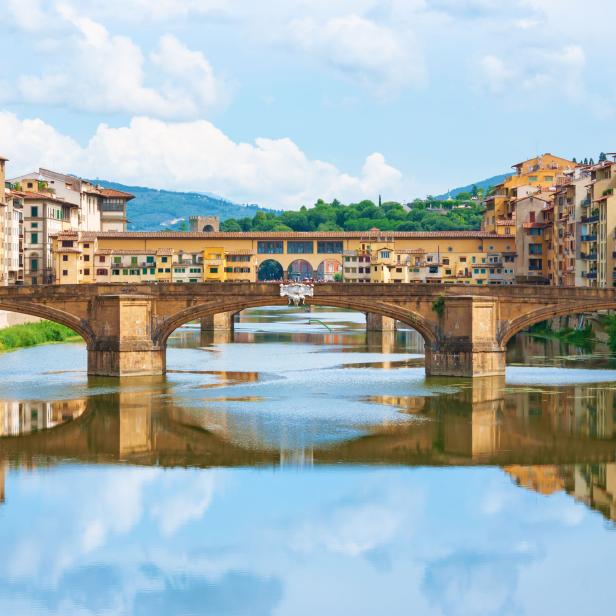 Der Fluss Arno und der Ponte Vecchio in Florenz, Italien.