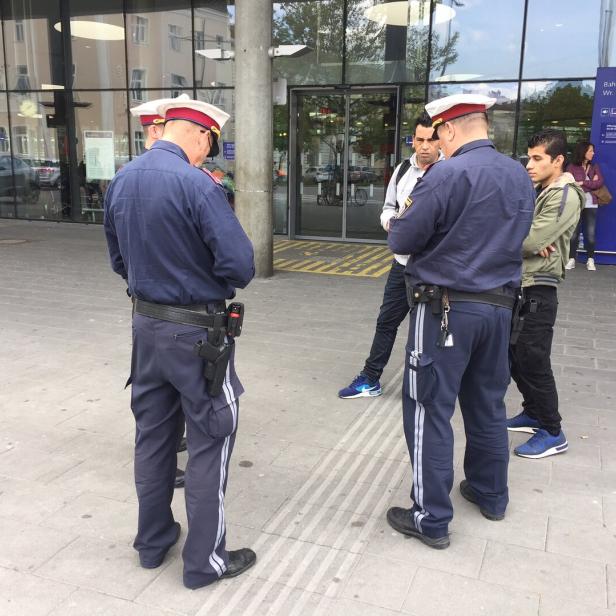 Polizisten kontrollieren die Ausweise von Jugendlichen