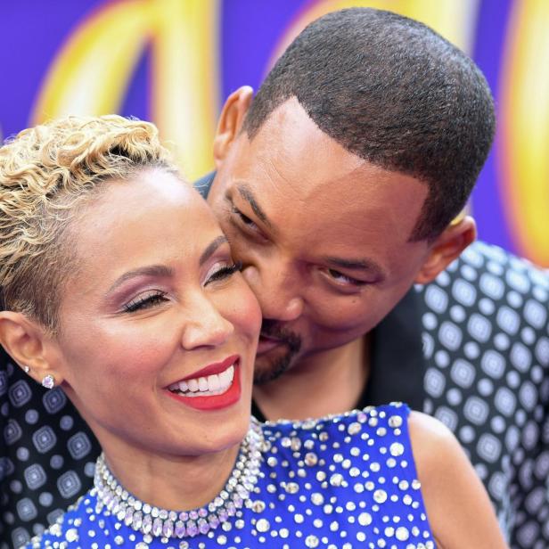 Will Smith umarmt Jada Pinkett Smith auf einem Event.