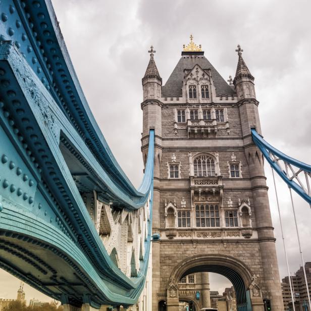 Der Tower Bridge in London, gesehen von einem ungewöhnlichen Blickwinkel.