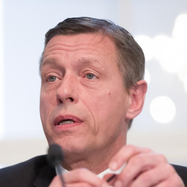 Christian Pilnacek sitzt vor einem Mikrofon.