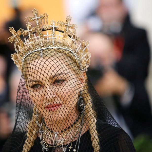 Madonna mit einer goldenen Krone und einem Schleier vor dem Gesicht.
