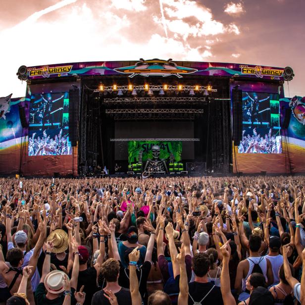 Eine große Menschenmenge jubelt vor der Bühne des Frequency Festivals.