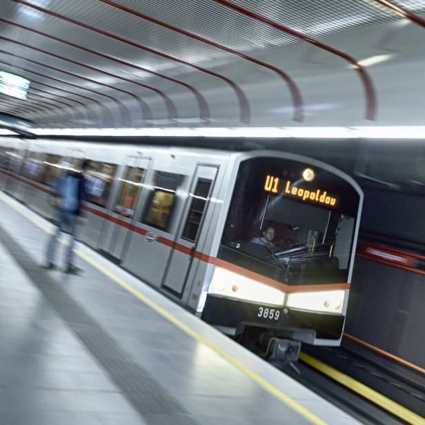 Eine U-Bahn der Linie U1 fährt in eine Station in Wien ein.