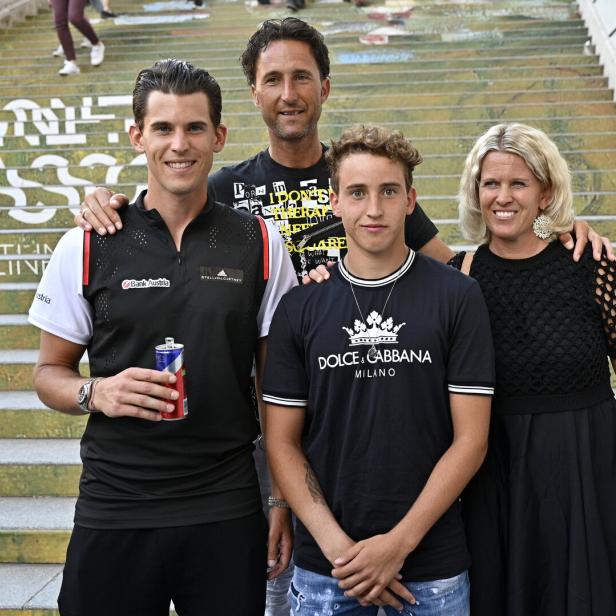 Dominic Thiem mit den Eltern Karin und Wolfgang und Manager-Bruder Moritz
