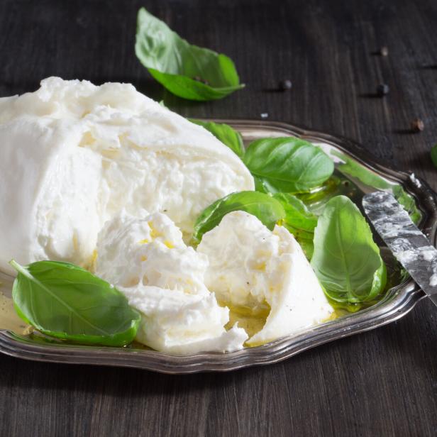 Nahaufnahme von cremigem apulischen Burrata-Käse.
