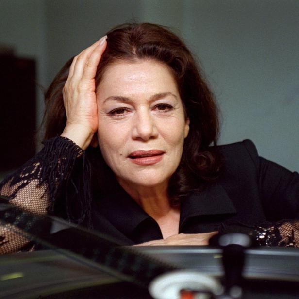 Die Schauspielerin Hannelore Elsner posiert mit einer Hand am Kopf.