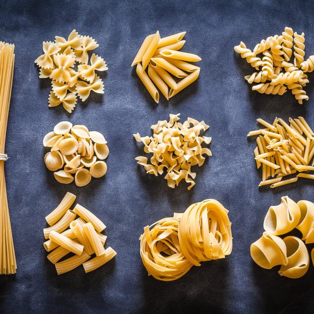 Verschiedene Sorten italienischer Pasta auf schwarzem Hintergrund.