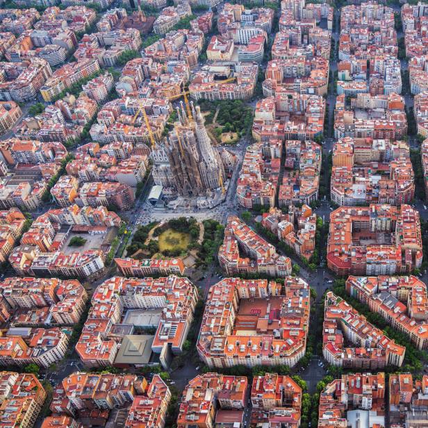 Luftaufnahme von Barcelona, wo Gebäude das Wort „Bcn“ formen, mit der Sagrada Familia im Hintergrund.