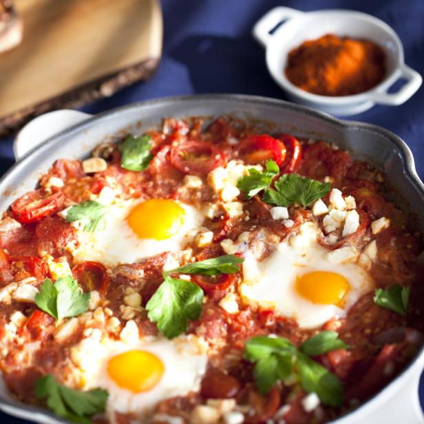 Shakshuka mit Brot und Petersilie.