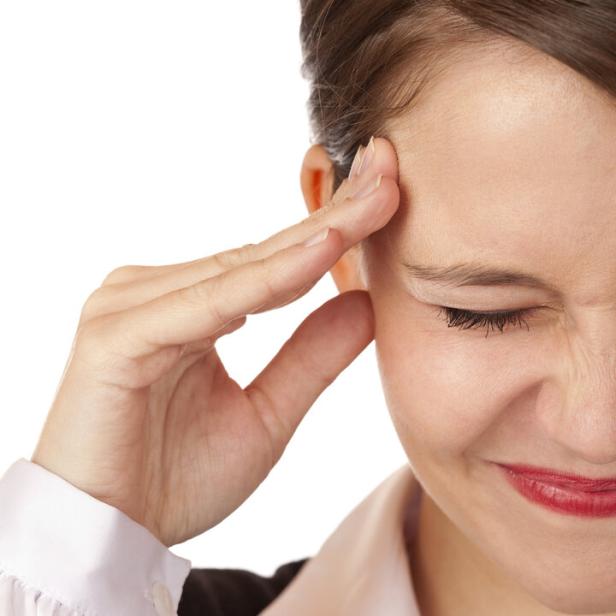 Junge Frau hat starke Kopfschmerzen