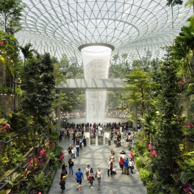 Der Jewel Changi Airport in Singapur mit seinem Indoor-Wasserfall und üppiger Vegetation zieht viele Besucher an.