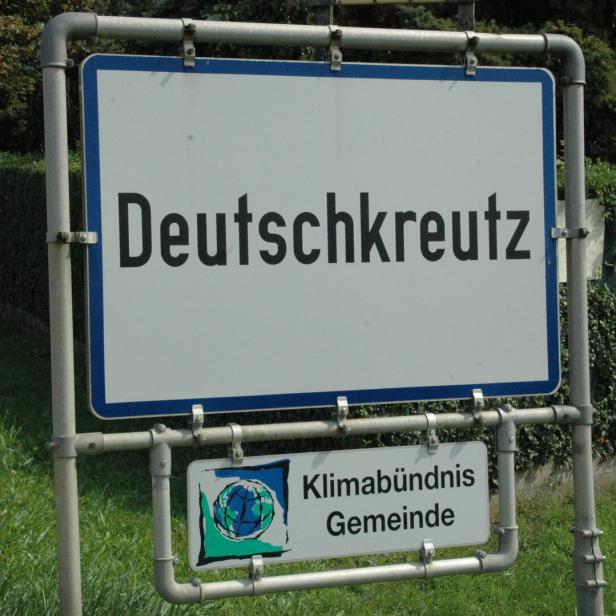 Ein Ortsschild von Deutschkreutz, einer Klimabündnis Gemeinde.