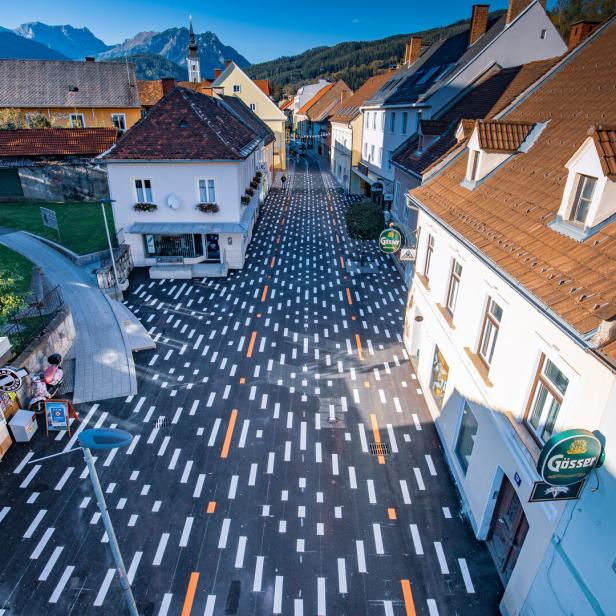 Trofaiach in der Obersteiermark:  Aus dem Ortskern wurde eine Begegnungszone,  wie ein Teppich legt sich ein Muster über  den gesamten  Bereich.