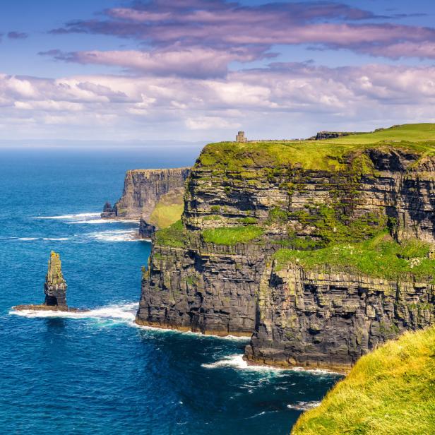 Die Cliffs of Moher ragen hoch über dem Atlantik auf.
