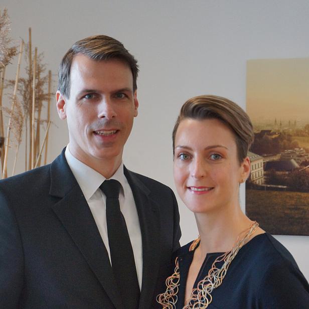 Ein Mann und eine Frau sehen in die Kamera