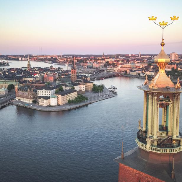 Blick auf Stockholm vom Stadshusturm bei Sonnenaufgang.