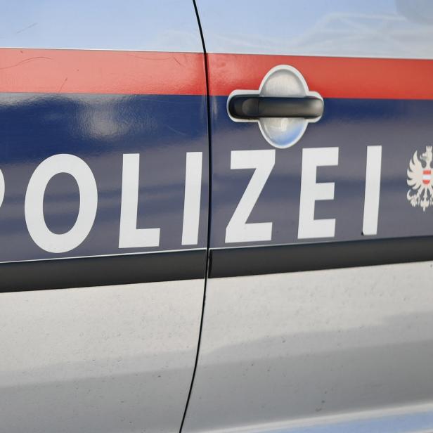 Autotür eines Polizeiautos mit "Polizei"-Schriftzug