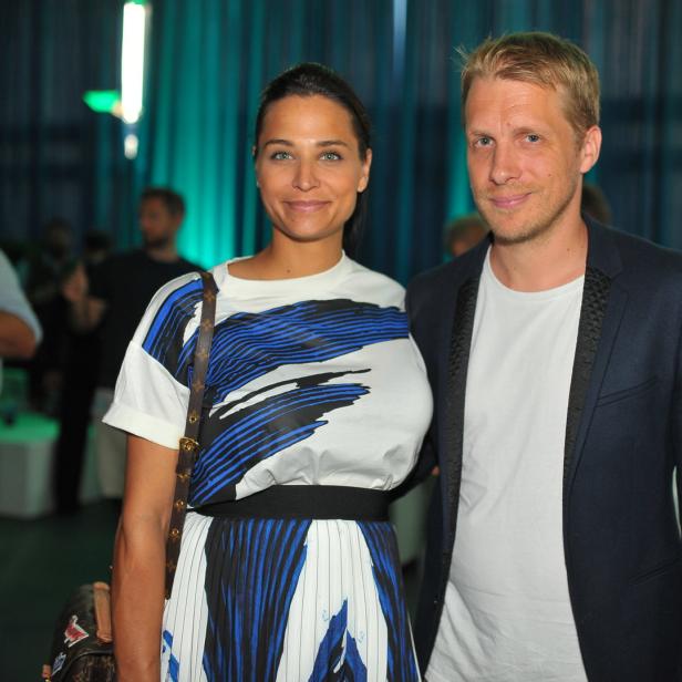 Amira und Oliver Pocher posieren zusammen.