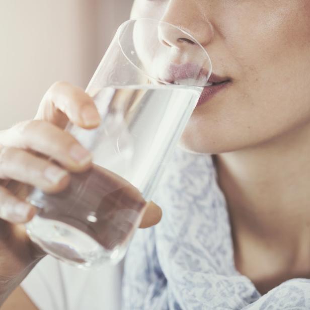 Eine Frau trinkt Wasser.