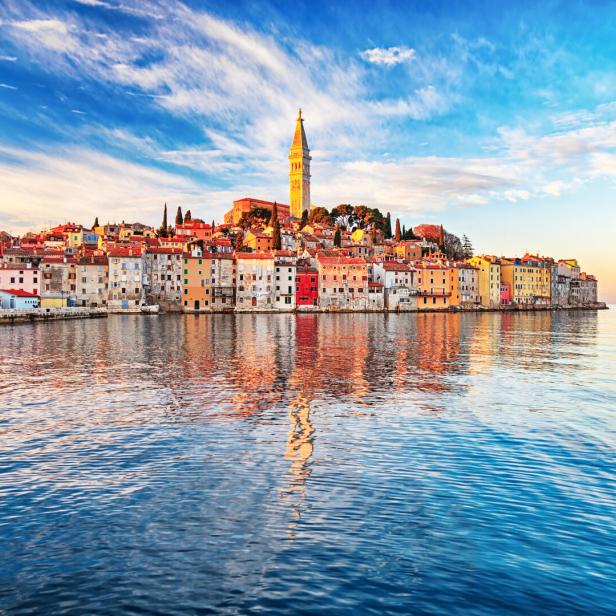 Die Küstenstadt Rovinj in Kroatien mit dem markanten Glockenturm der Kirche im Zentrum.