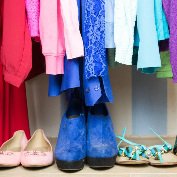 Verschiedene Schuhe: Ballerinas, High Heels, Sandalen.