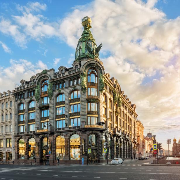 Das Singer-Haus in St. Petersburg mit seiner markanten Kuppel und dem Globus.