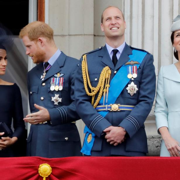 Herzogin Meghan, Prinz Harry, Prinz William und Prinzessin Kate stehen auf einem Balkon.