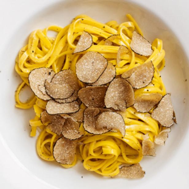 Ein Teller Linguine mit Trüffeln.