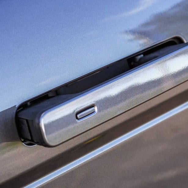 Ein versenkter Türgriff an einem grauen Auto.