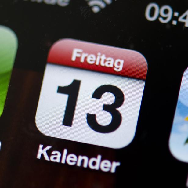Nahaufnahme eines Smartphone-Bildschirms mit dem Datum Freitag, der 13..