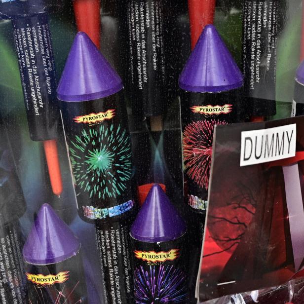 Mehrere „Pyrostar“-Raketen mit lila Spitzen in einer Verpackung.