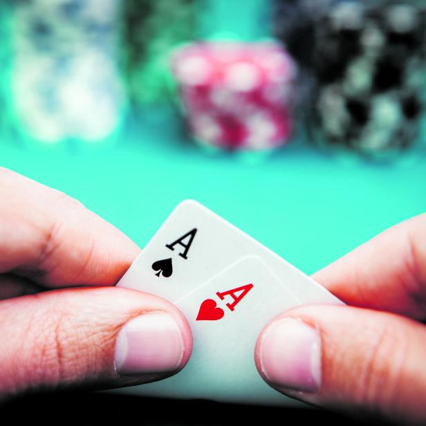 Ein Paar Asse beim Poker in der Hand eines Spielers.