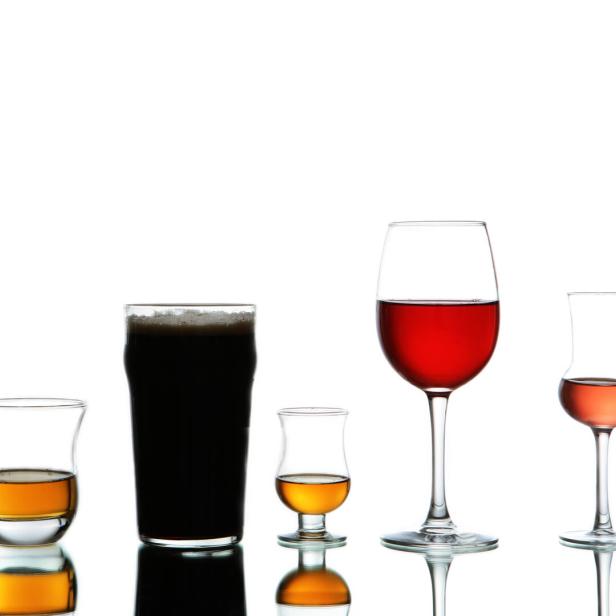 Das Bild zeigt mehrere Gläser mit verschiedenen alkoholischen Getränken in einer Reihe. Am Ende der Reihe signalisiert eine aufgerichtete Handfläche "Stopp, kein Alkohol mehr."